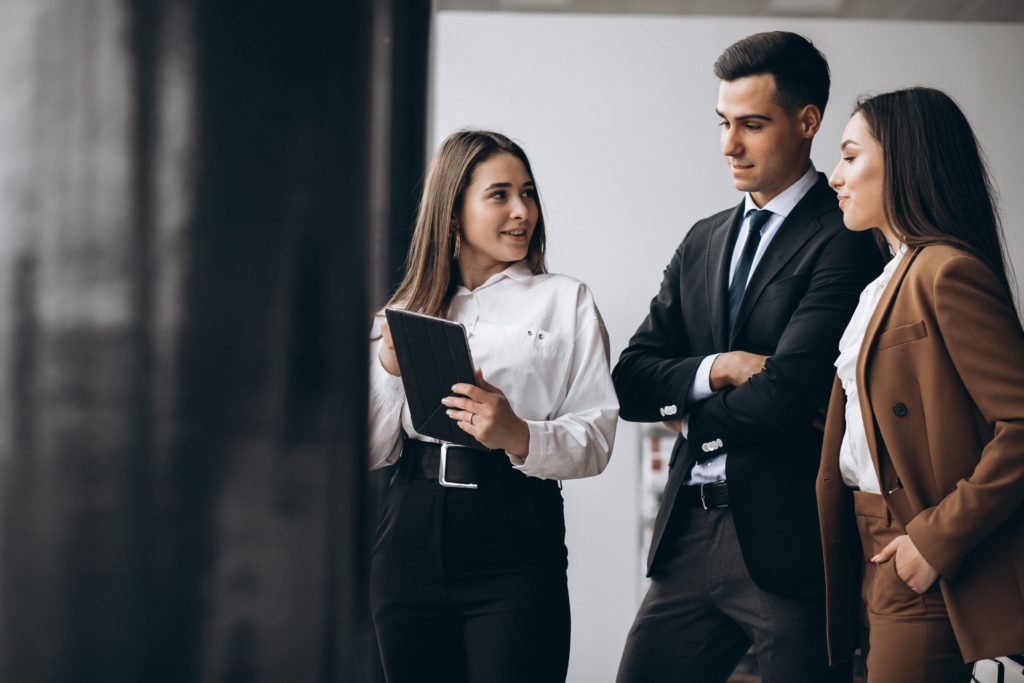 Imagem equipe conversando na empresa - Direitos trabalhistas